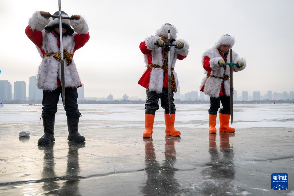 哈尔滨采冰节启幕 “冰城”进入采冰季
