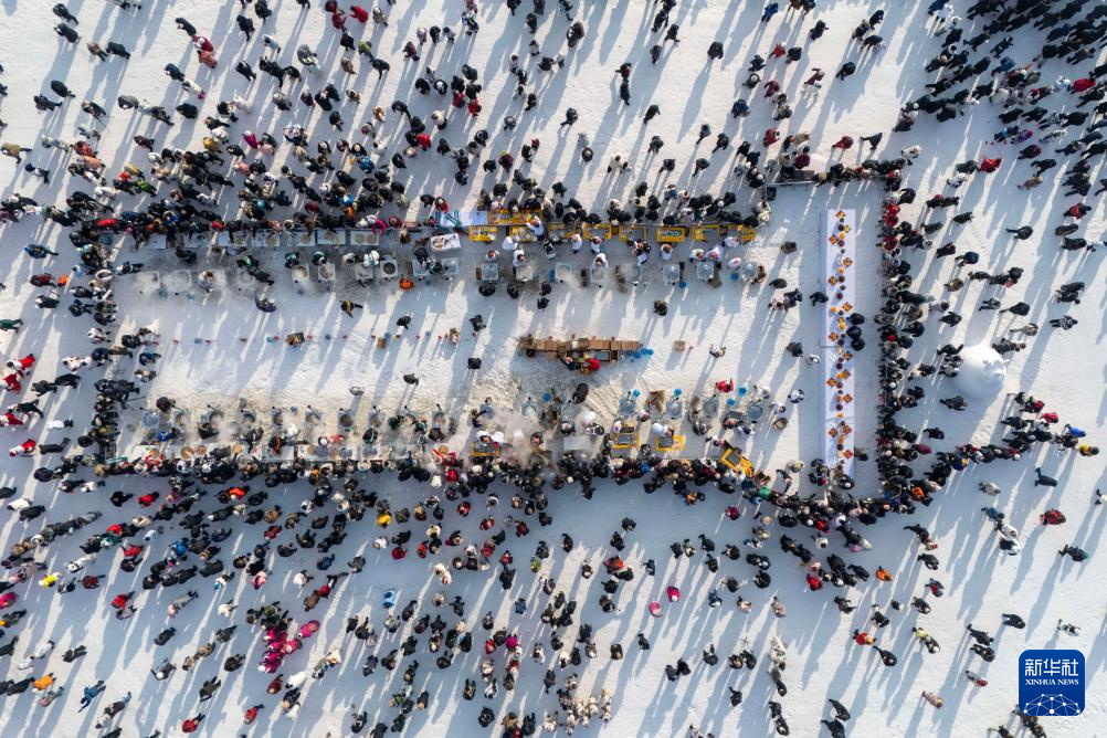 哈尔滨采冰节启幕 “冰城”进入采冰季