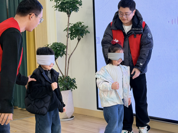 国际残疾人日特别活动:城管志愿者变身科普老师,教孩子礼让盲道 国际残疾人日特别活动:城管志愿者变身科普老师,教孩子礼让盲道