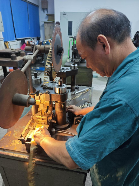 小明学手艺|走进英雄金笔厂,看一支好笔如何诞生 小明学手艺|走进英雄金笔厂,看一支好笔如何诞生