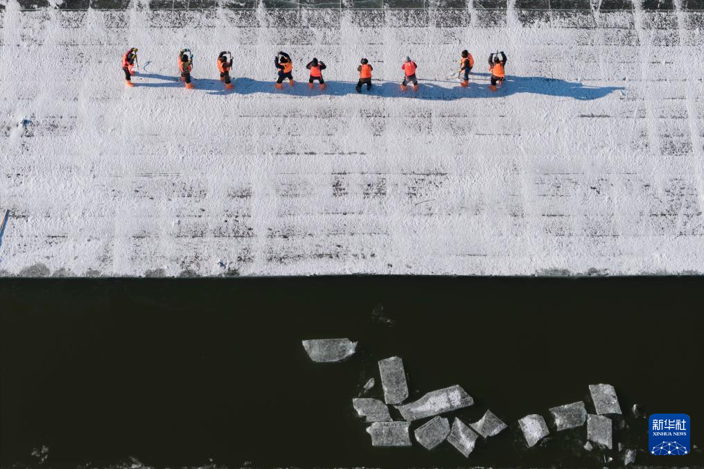 哈尔滨：采冰江上