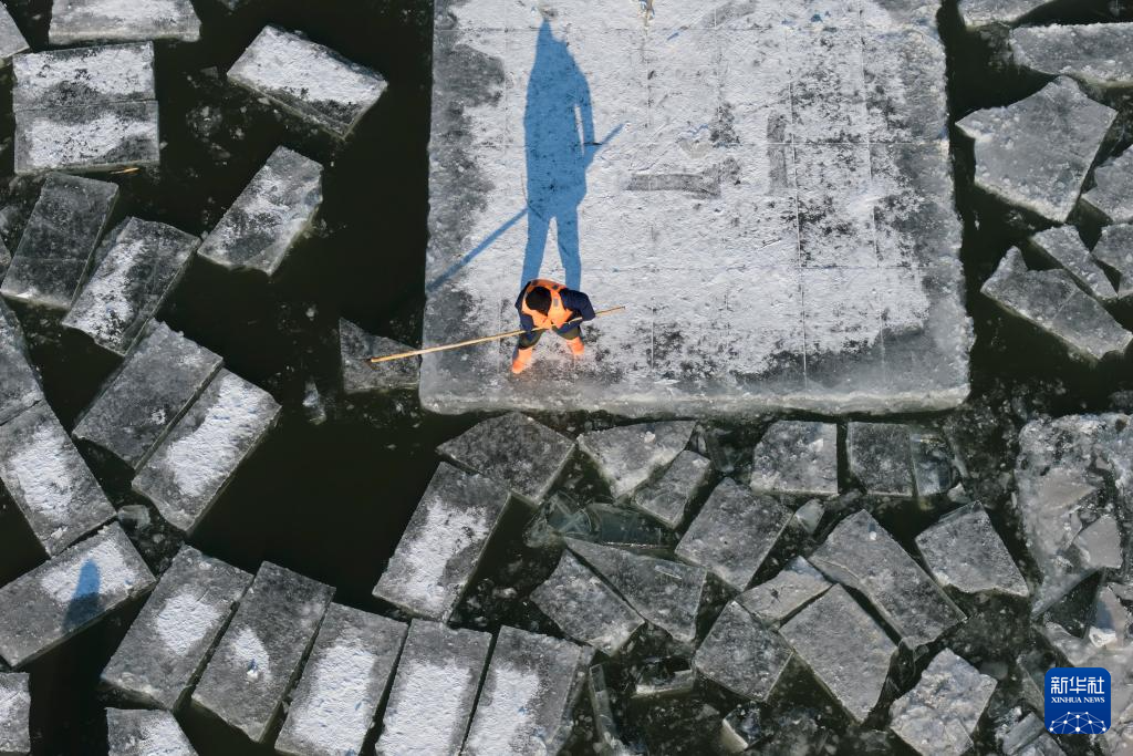 哈尔滨：采冰江上