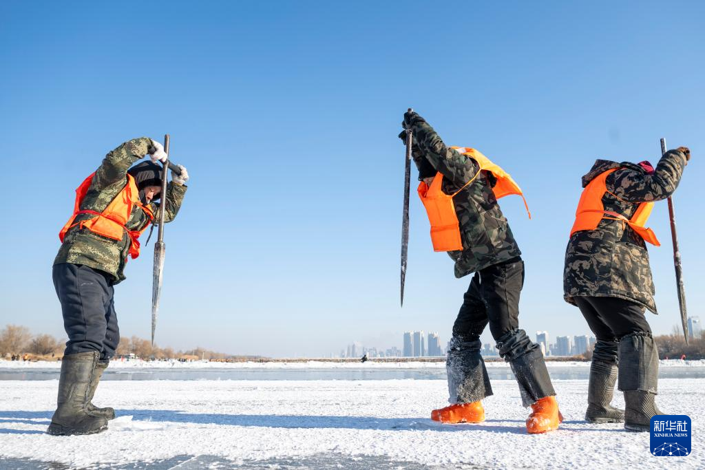 哈尔滨：采冰江上