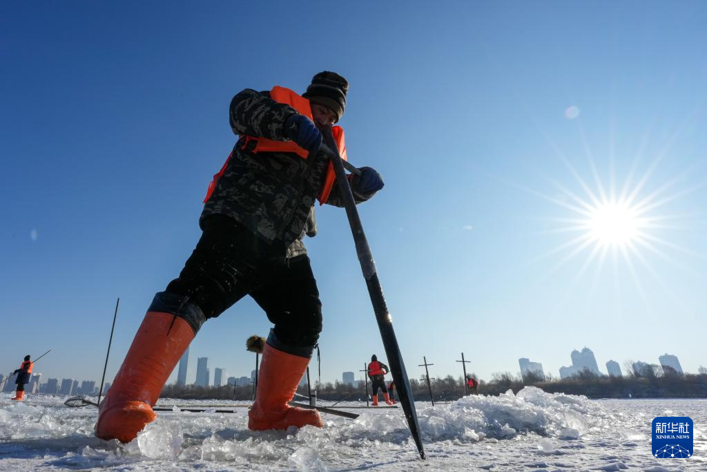 哈尔滨：采冰江上