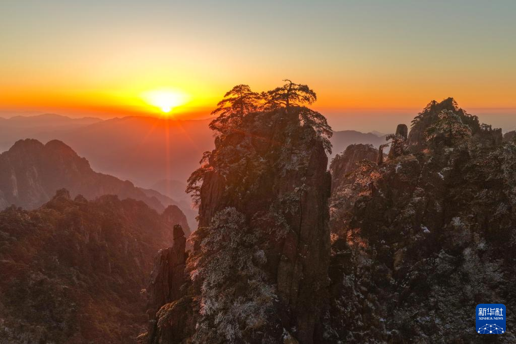 安徽黄山:雪霁日出映奇峰