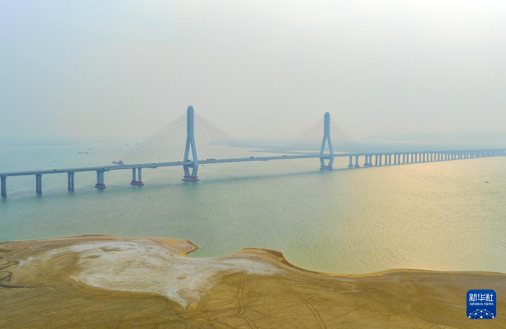 鄱阳湖跌破极枯水位 通江水体面积减九成