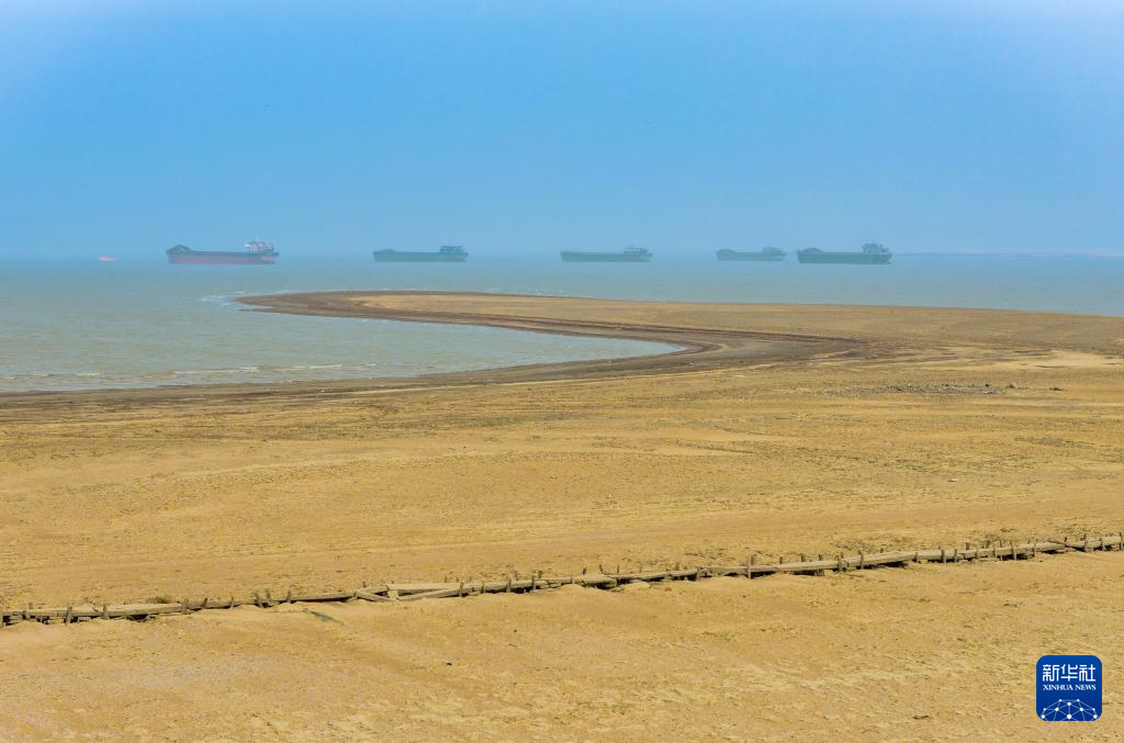 鄱阳湖跌破极枯水位 通江水体面积减九成