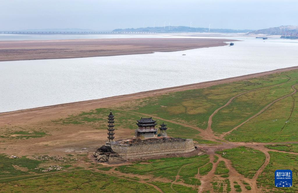 鄱阳湖跌破极枯水位 通江水体面积减九成