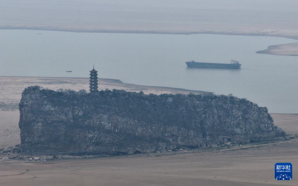 鄱阳湖跌破极枯水位 通江水体面积减九成