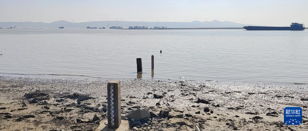 鄱阳湖跌破极枯水位 通江水体面积减九成