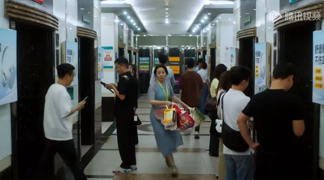 闫妮在华强北“跑楼”送外卖，上央视黄金档了！深圳人都在刷屏