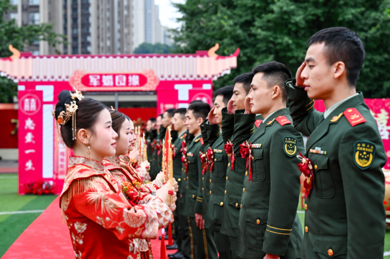 右手敬礼，左手牵你！这场军营集体婚礼甜蜜度拉满
