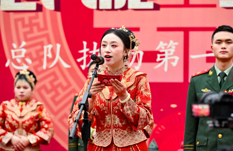 右手敬礼，左手牵你！这场军营集体婚礼甜蜜度拉满