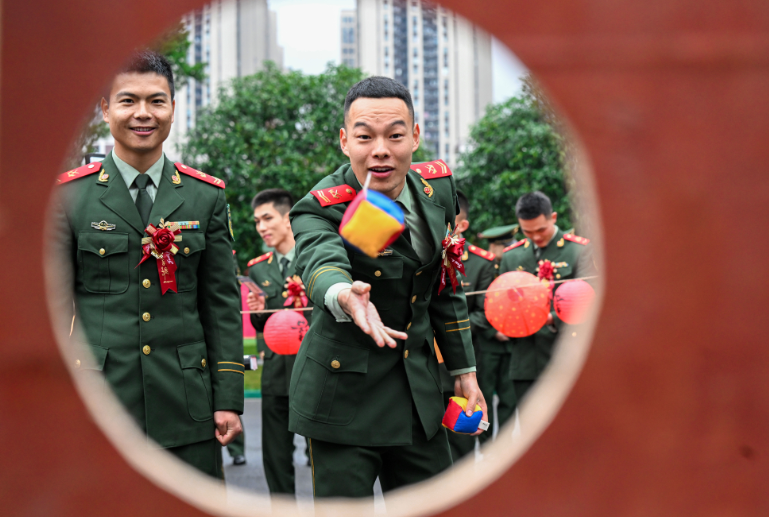 右手敬礼，左手牵你！这场军营集体婚礼甜蜜度拉满