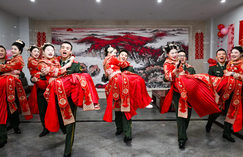 右手敬礼，左手牵你！这场军营集体婚礼甜蜜度拉满