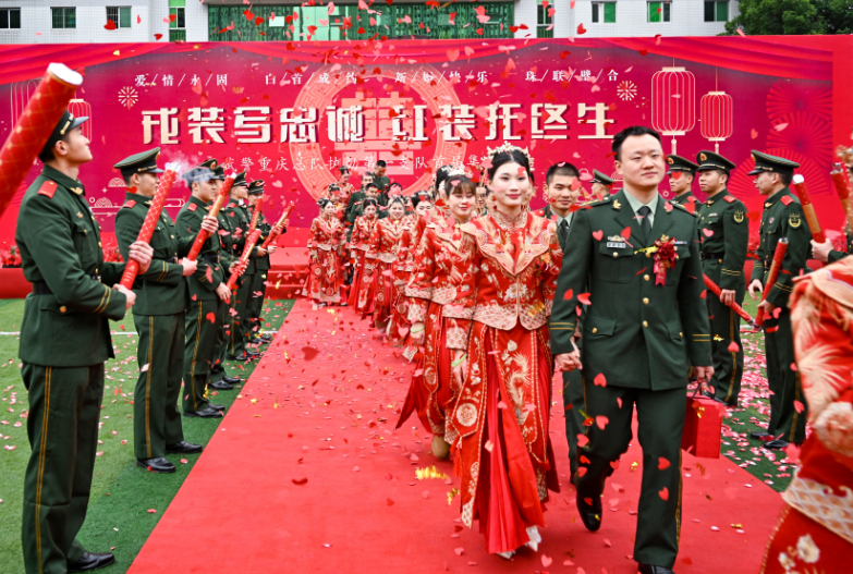 右手敬礼，左手牵你！这场军营集体婚礼甜蜜度拉满