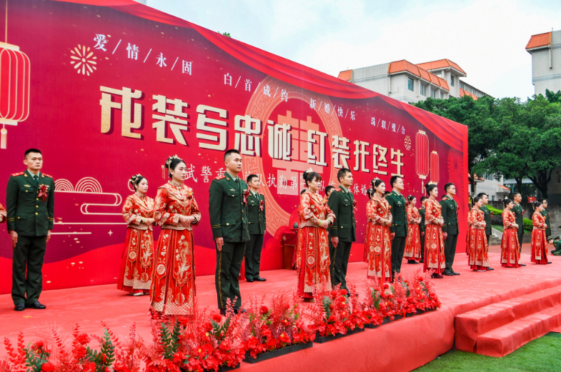 右手敬礼，左手牵你！这场军营集体婚礼甜蜜度拉满