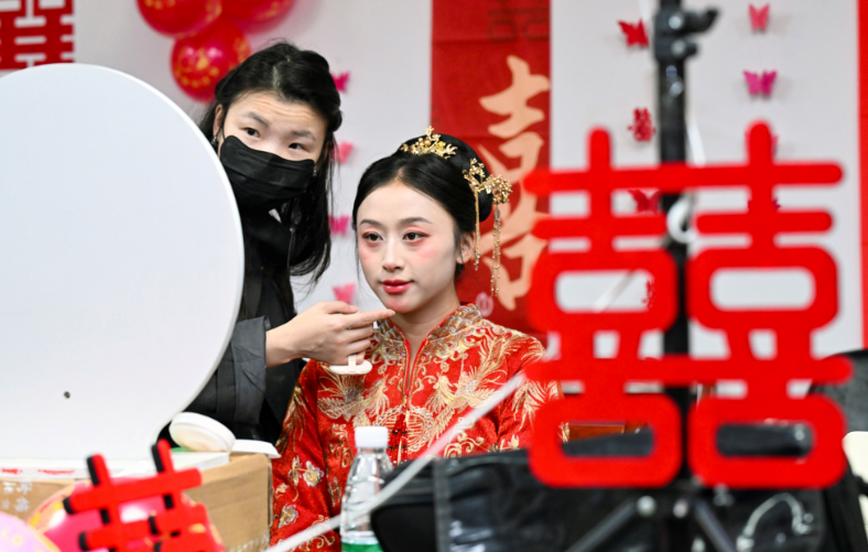 右手敬礼，左手牵你！这场军营集体婚礼甜蜜度拉满