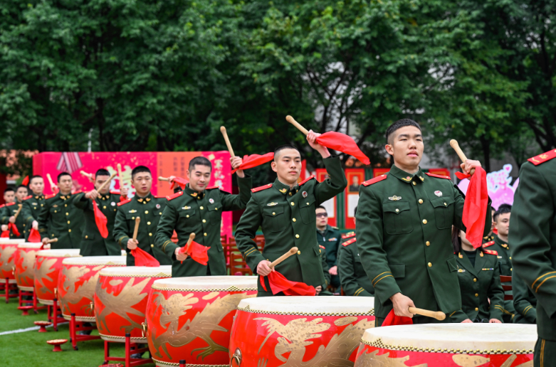 右手敬礼，左手牵你！这场军营集体婚礼甜蜜度拉满