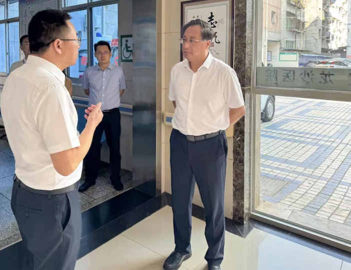 “小切口”里的大民生：重庆市人大专项监督如何打通村民就医“最后一公里”