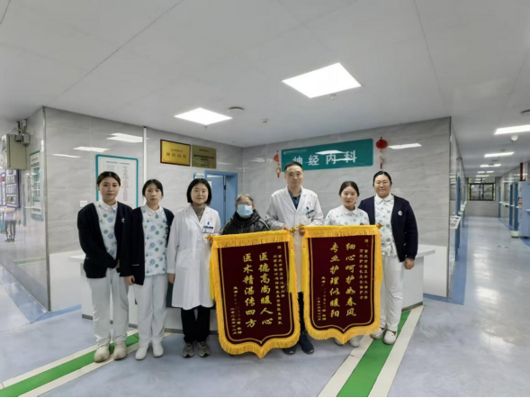 云南患者家属千里赴渝致谢 锦旗见证医患情深