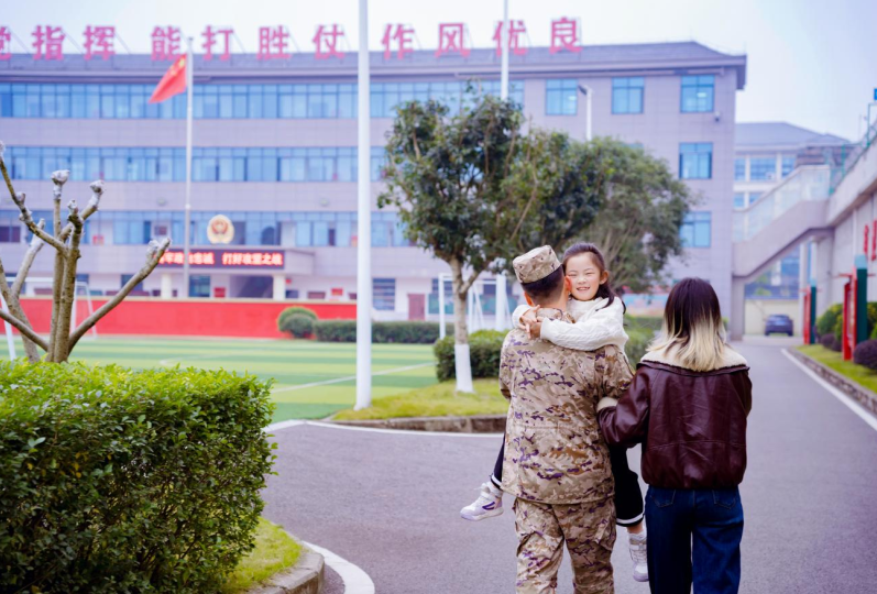 军营里的全家福，定格最美幸福瞬间