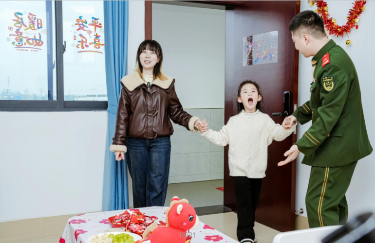 军营里的全家福，定格最美幸福瞬间