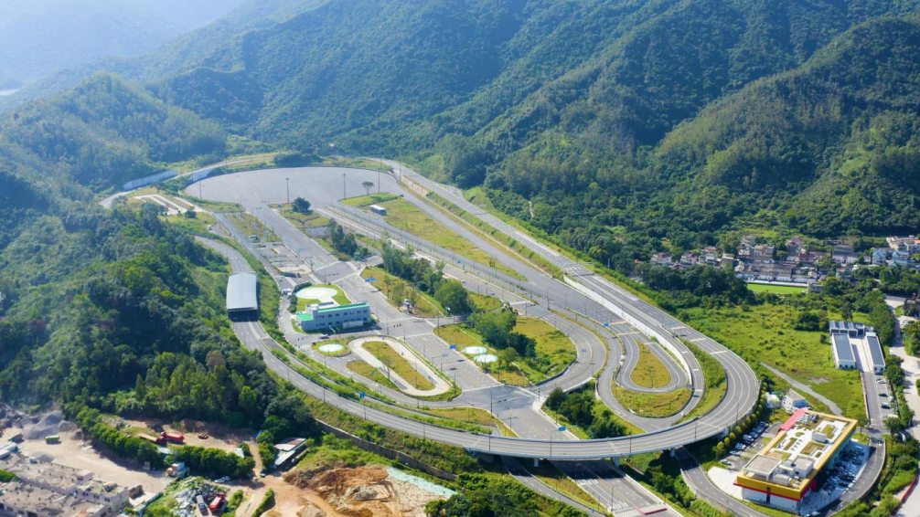 首届粤港澳大湾区功能型无人车大赛在深圳坪山开赛!