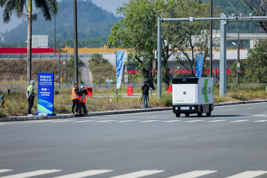 首届粤港澳大湾区功能型无人车大赛在深圳坪山开赛!