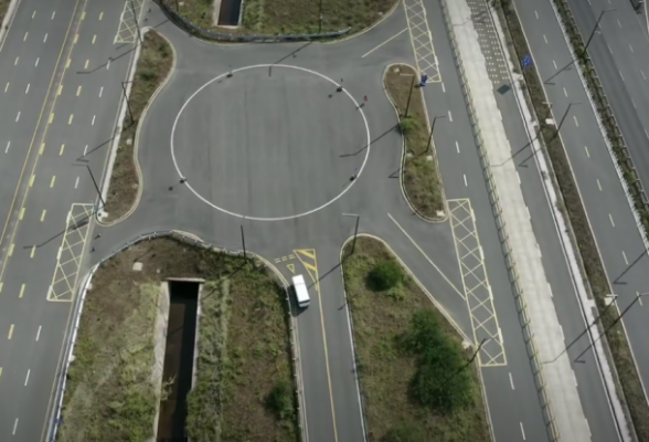 首届粤港澳大湾区功能型无人车大赛在深圳坪山开赛!