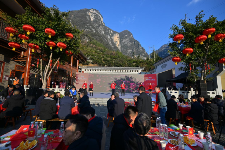 天路作幕、橘园为台，重庆巫山下庄“村晚”开演