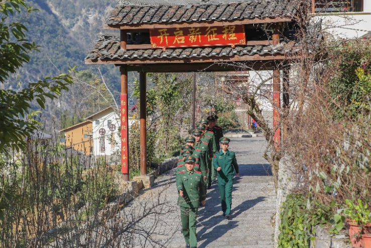 重庆武警官兵组织新兵赴巫山下庄村开展“开年第一课”活动