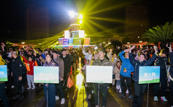 近万人齐聚重庆北碚缙云山 迎接新年第一缕晨光