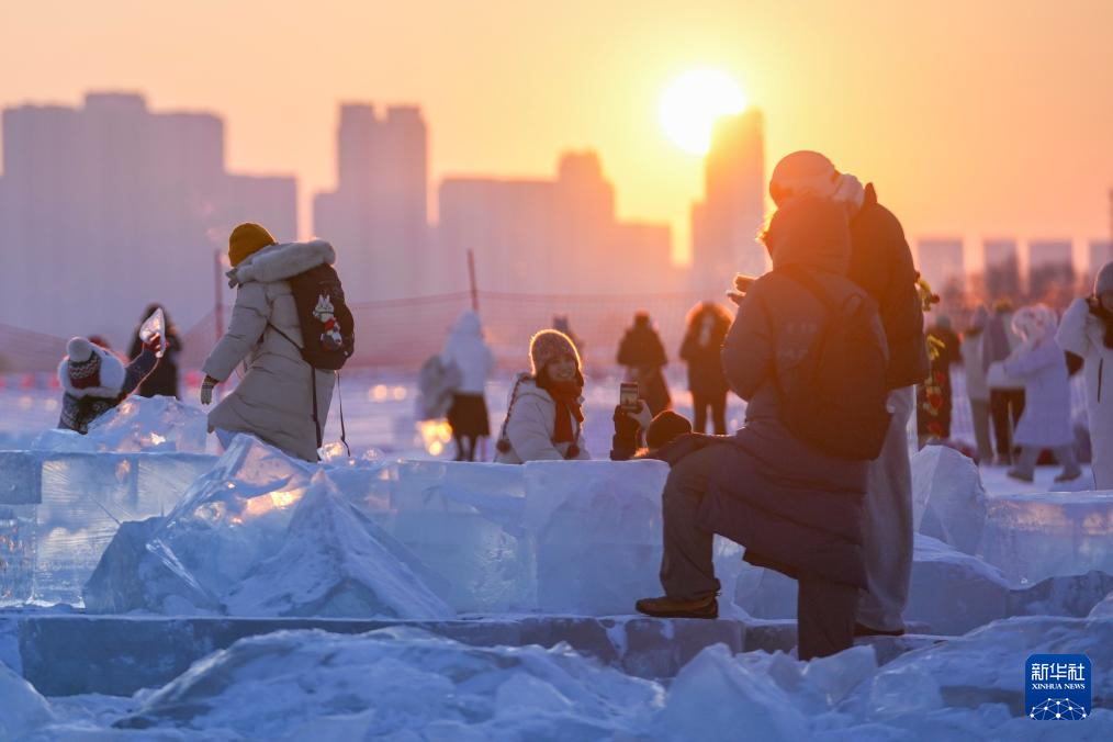 尔滨“钻石海” 浪漫赏落日