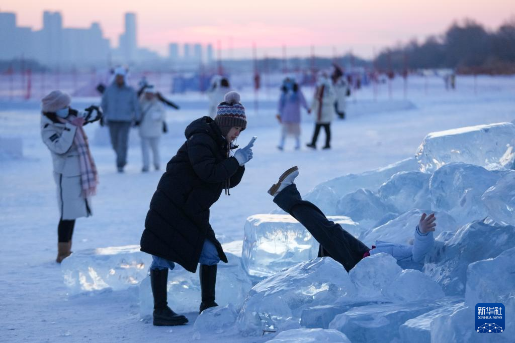 尔滨“钻石海” 浪漫赏落日