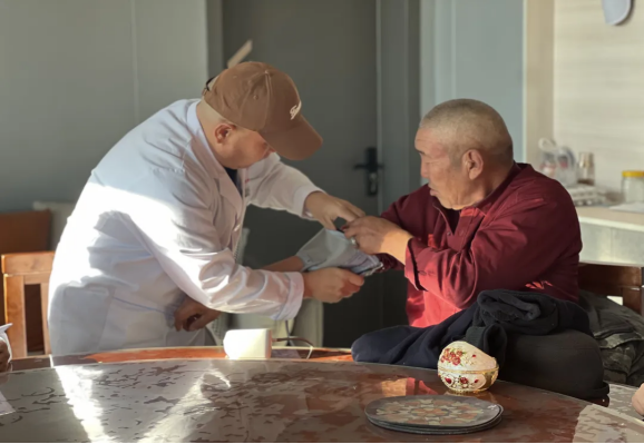 鄂托克旗:“家庭医生”用温情守护农牧民健康