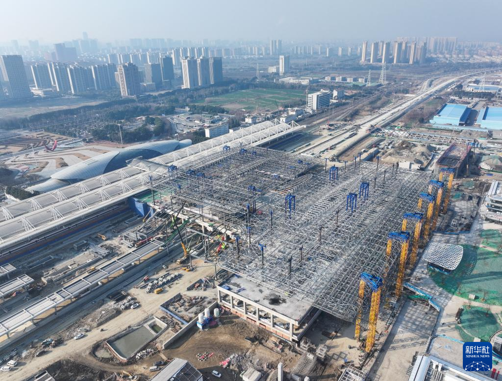 新建上海至南京至合肥高铁南通站侧式站房钢结构顺利提升