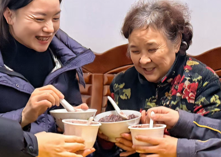 腊八慰问暖民心 重庆沙坪坝社区双网格联动送温情