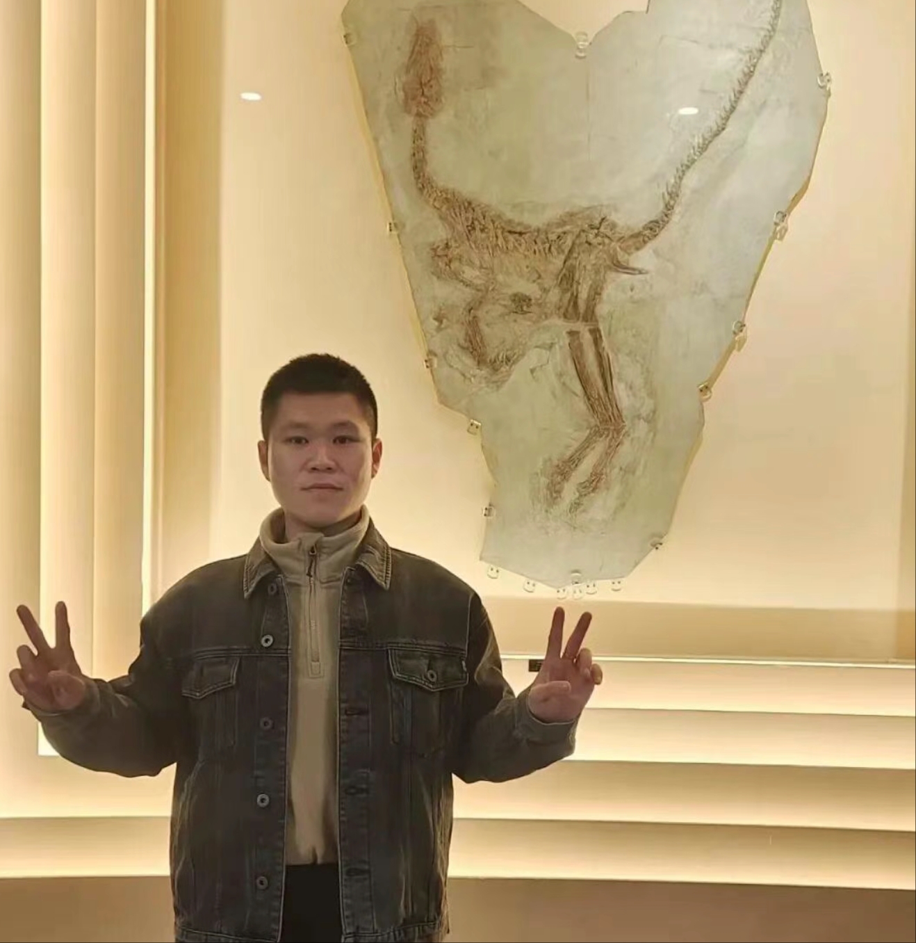 痛心!辽宁一大学生救落水父子不幸牺牲 金城龙在鸟化石博物馆留影