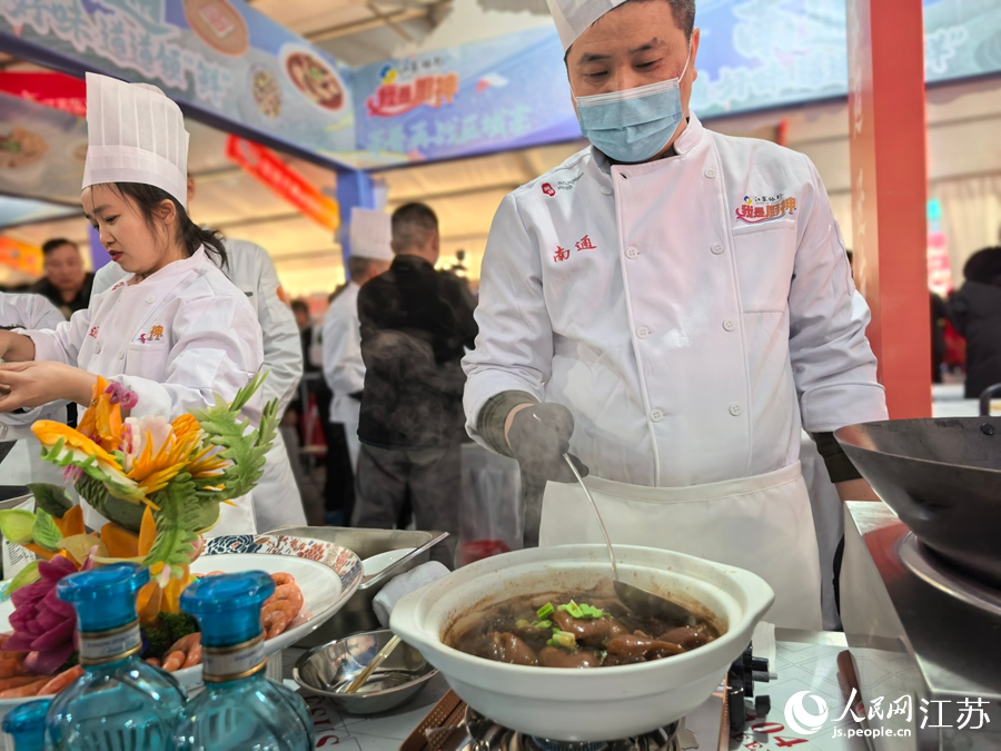 现场制作菜品。人民网记者 王继亮摄