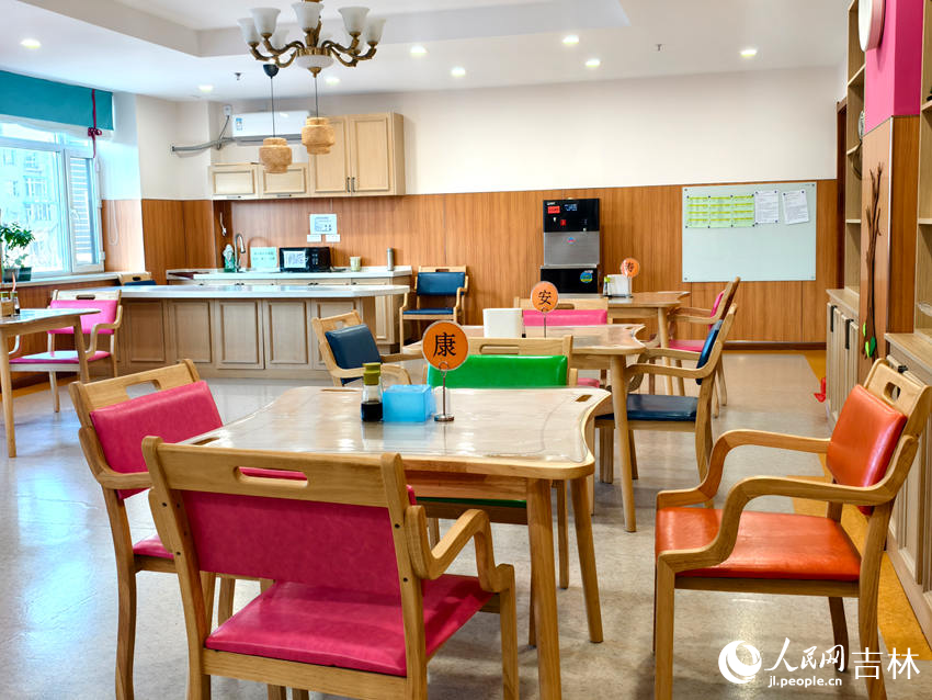 多点赋能筑暖巢 长春勾勒银发幸福图景 亲亲园养老护理康复中心老人食堂。人民网记者 关思聪摄