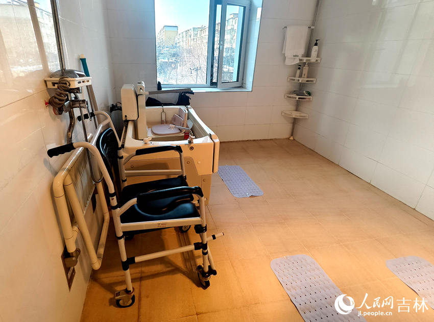 多点赋能筑暖巢 长春勾勒银发幸福图景 佐邻佑舍南湖托养中心内的老年人浴室。人民网记者 关思聪摄