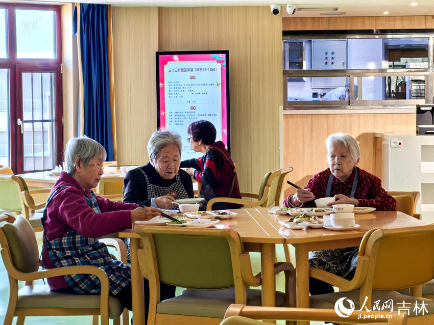 多点赋能筑暖巢 长春勾勒银发幸福图景 博远·祥祉圆老人正在吃午餐。人民网记者 王海跃摄