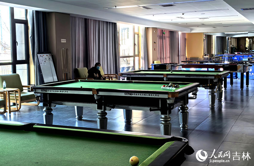 多点赋能筑暖巢 长春勾勒银发幸福图景 国色天莲康养社区的台球活动室。人民网记者 王海跃摄