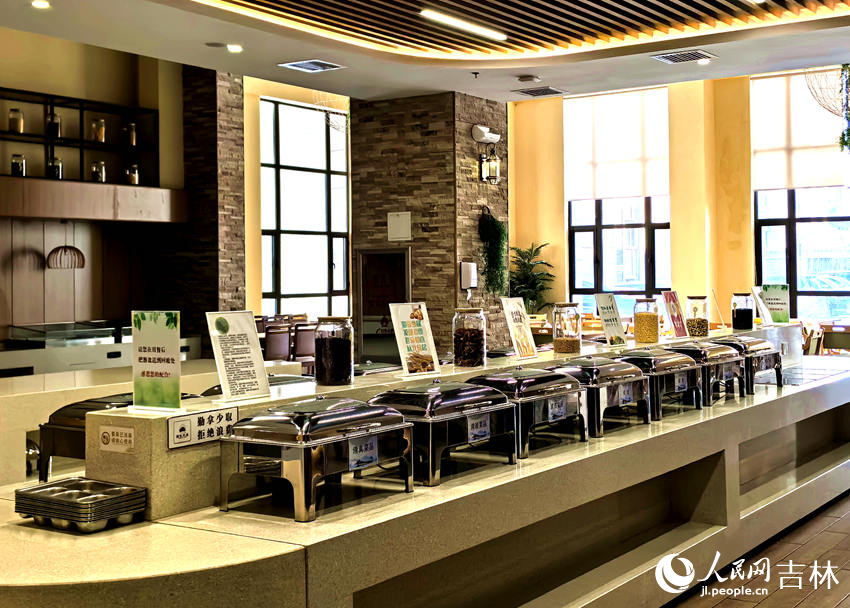 多点赋能筑暖巢 长春勾勒银发幸福图景 国色天莲康养社区老人食堂。人民网记者 王海跃摄