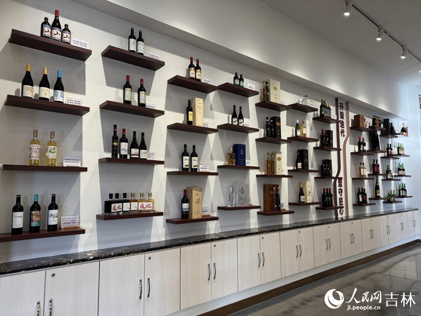通化葡萄酒股份有限公司生产的各类山葡萄产品。人民网记者 李思玥摄