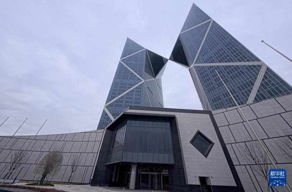 上海:临港新片区中银金融中心竣工