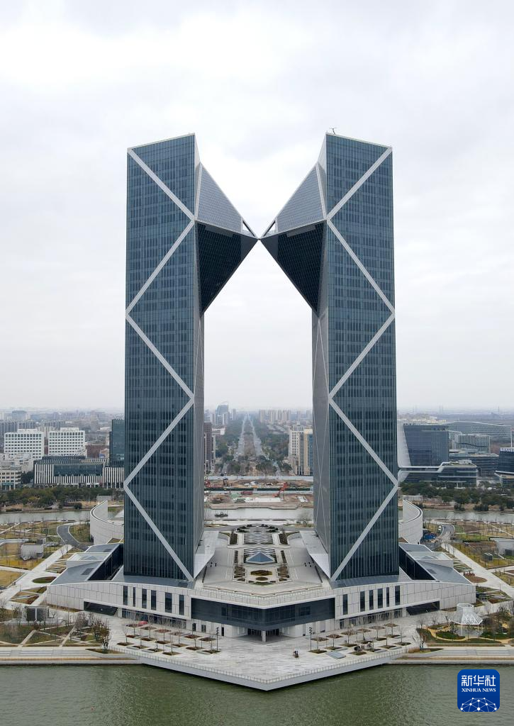 上海:临港新片区中银金融中心竣工