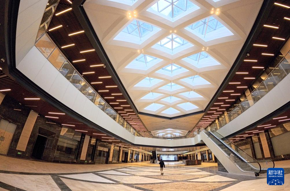 上海:临港新片区中银金融中心竣工