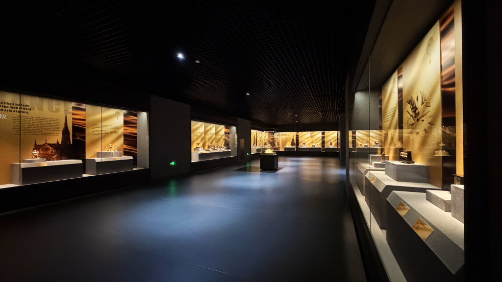 大连博物馆推出古董钟表展